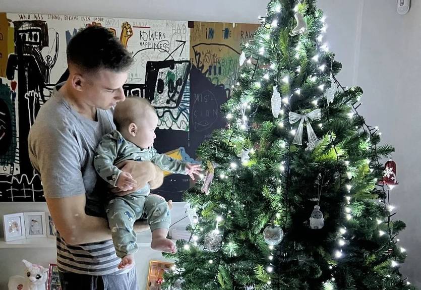 Только ноябрь? Не проблема: Лунин уже установил елку - первую в жизни для его сына