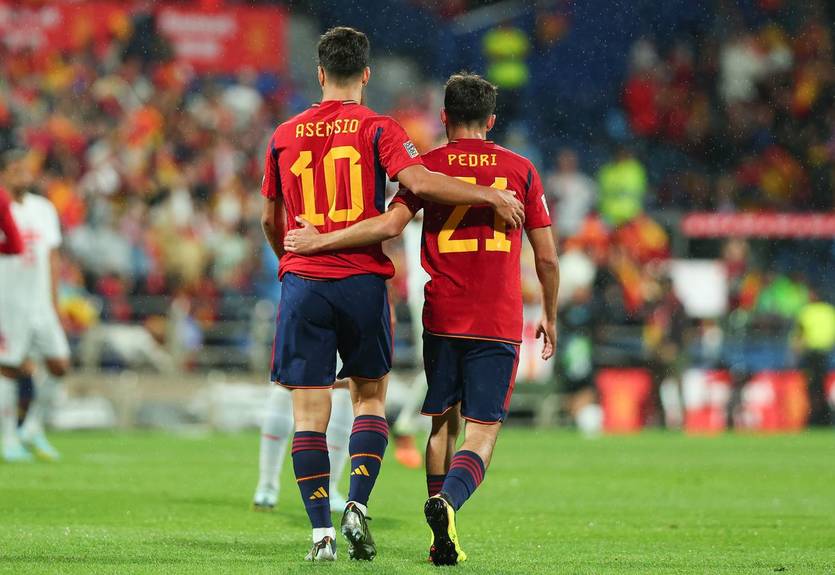 Ключевой полузащитник Барселоны хочет видеть в клубе вингера Реала