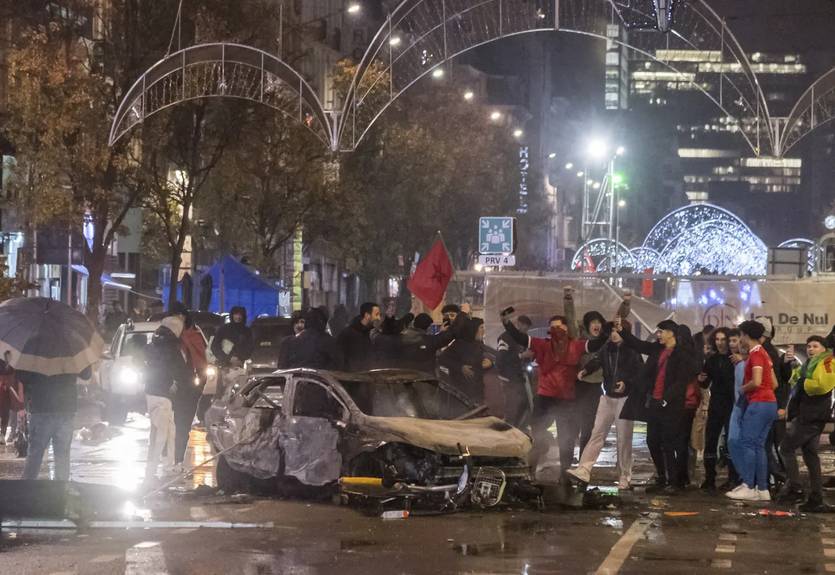 Марокканські фанати спалювали машини та розгромили Брюссель після перемоги над збірною Бельгії