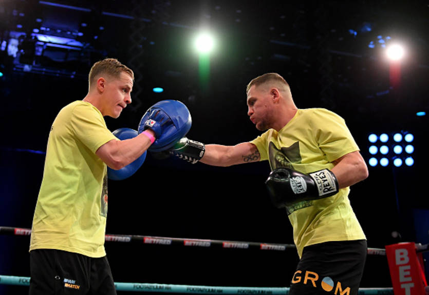 Беринчик и Менди провели открытую тренировку перед боем Беринчик и Менди провели открытую тренировку перед боем