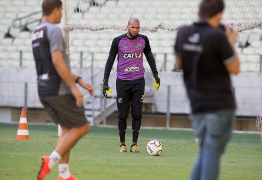 Бразильский голкипер пристыдил полевых игроков, идеально исполнив штрафной в самую девятку