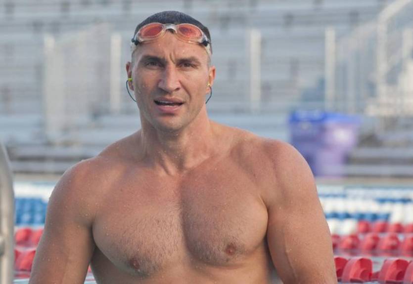 Водная прогулка закончилась для Кличко сломанным веслом и падением в воду Водная прогулка закончилась для Кличко сломанным веслом и падением в воду