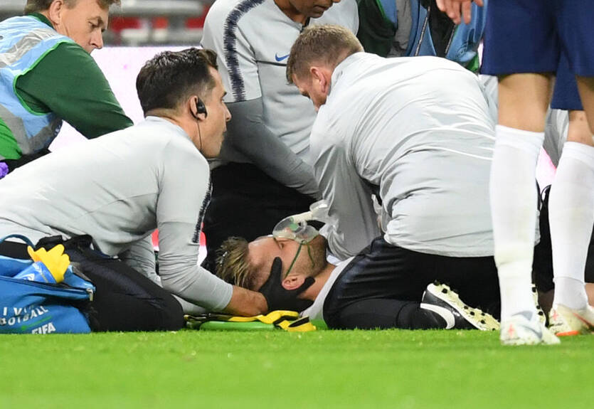 Шоу получил жуткую травму после столкновение с Карвахалем в матче Лиги наций