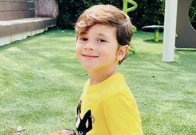 Преступление и наказание: Сын Месси бросил леденец в болельщиков, за что был отруган мамой