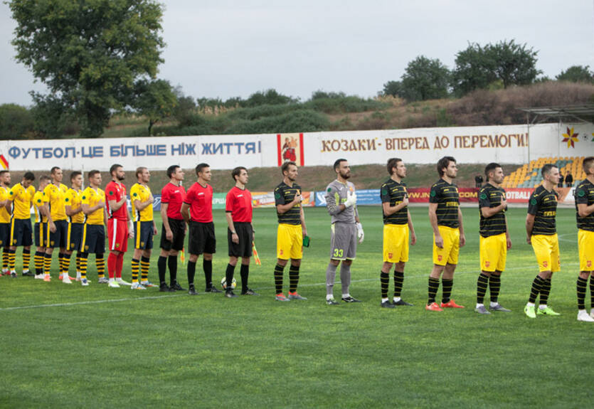Клетка для дебилов: в Ингульце объяснили странный сектор для болельщиков