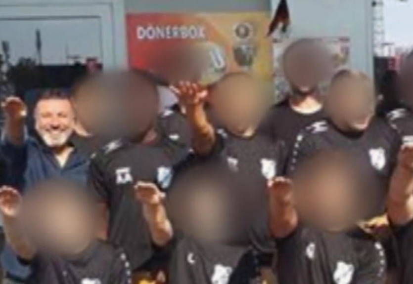 Немецкий клуб выгнал 7 игроков после "забавного" фото с нацистским жестом