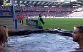 Французский клуб разместил джакузи для фанатов почти у кромки поля