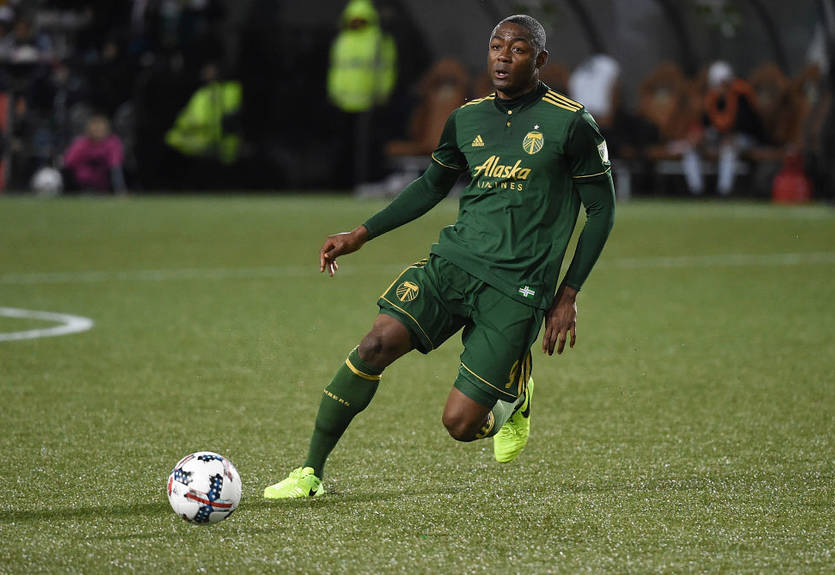 Экс-игрок Динамо хотел отпраздновать гол с болельщиками, но не справился с рекламными ограждениями Экс-игрок Динамо хотел отпраздновать гол с болельщиками, но не справился с рекламными ограждениями