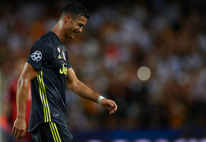 Роналду впервые получил красную карточку в Лиге чемпионов