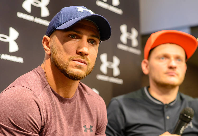 Чемпионская подпись: как Ломаченко в Киеве автографы раздавал Чемпионская подпись: как Ломаченко в Киеве автографы раздавал