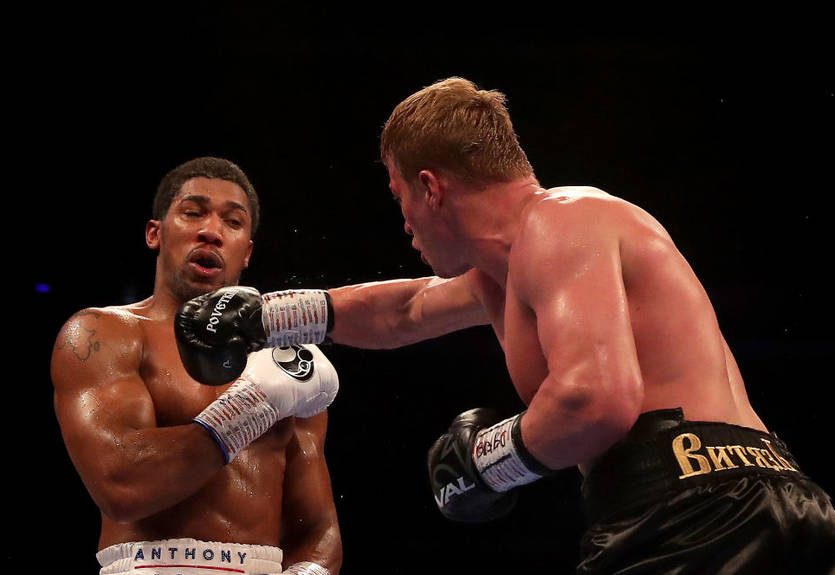 Хочу приехать в Россию: Джошуа поддержал Поветкина после боя в раздевалке