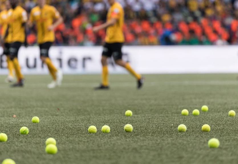 Фанаты Янг Бойз забросали поле геймпадами в знак протеста против киберспорта