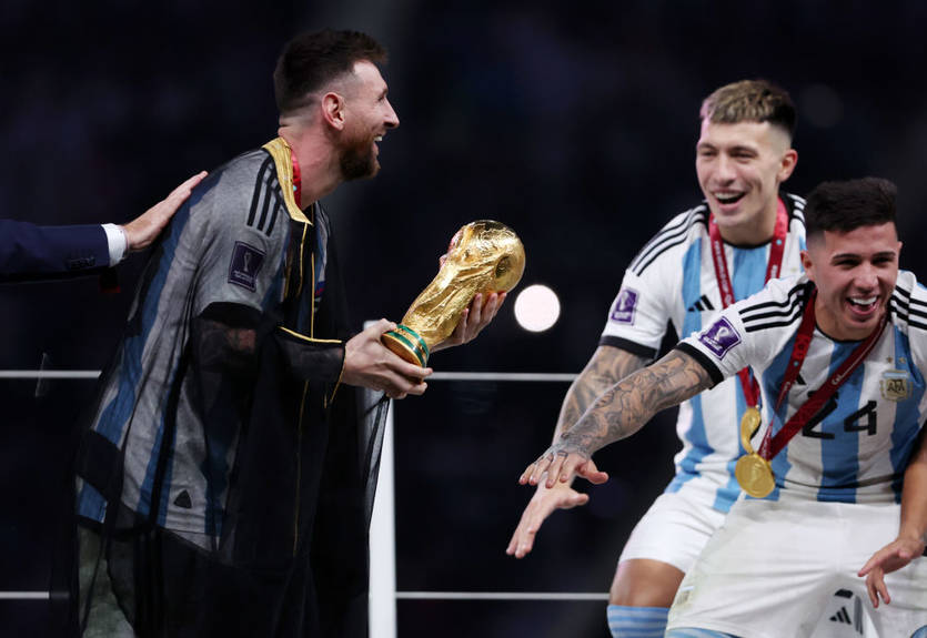 Месси  поднял кубок мира в странной мантии - что это такое?