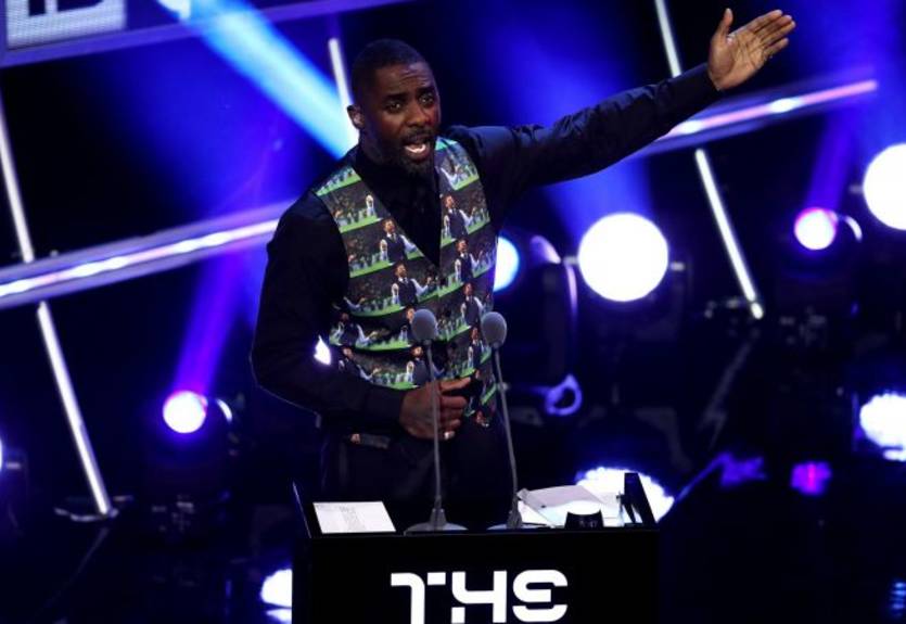 Ведущий церемонии ФИФА надел жилетку с фотографиями Саутгейта в жилетке Ведущий церемонии ФИФА надел жилетку с фотографиями Саутгейта в жилетке