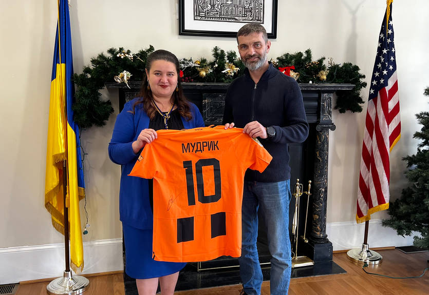 Захисник Азовсталі подарував послу України в США футболку Мудрика