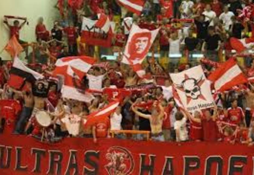 Израильские фанаты устроили массовую драку во время матча Лиги чемпионов