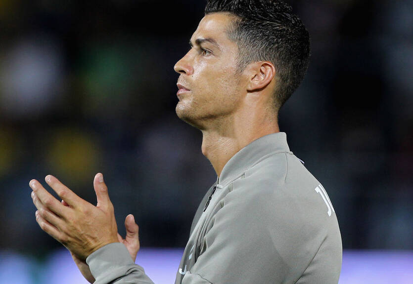 Роналду показал, как охраняются его выигранные трофеи в личном музее Роналду показал, как охраняются его выигранные трофеи в личном музее