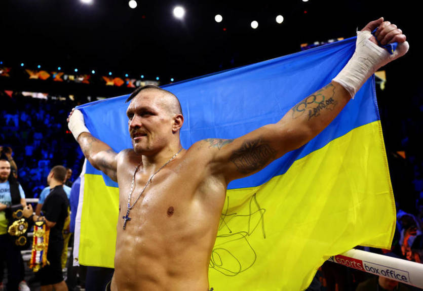 Промоутер рассказал, как Усик помогает Украине во время войны