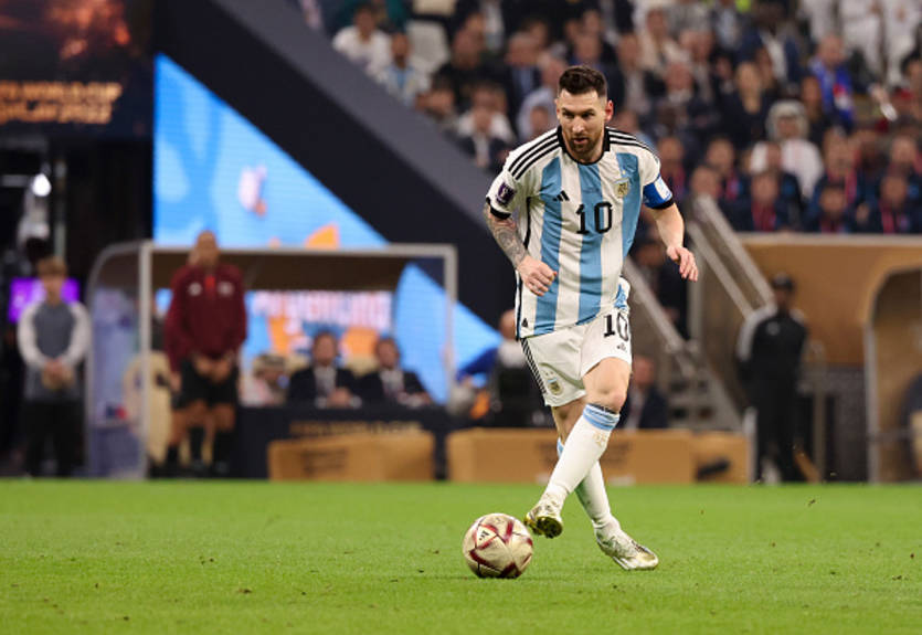 "Не забудьте вытереть ноги": В одном из баров Франции футболку Месси используют не по назначению