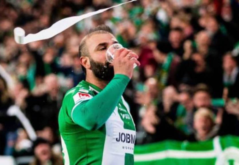 Футболист выпил пива со стакана, который бросили с трибун Футболист выпил пива со стакана, который бросили с трибун