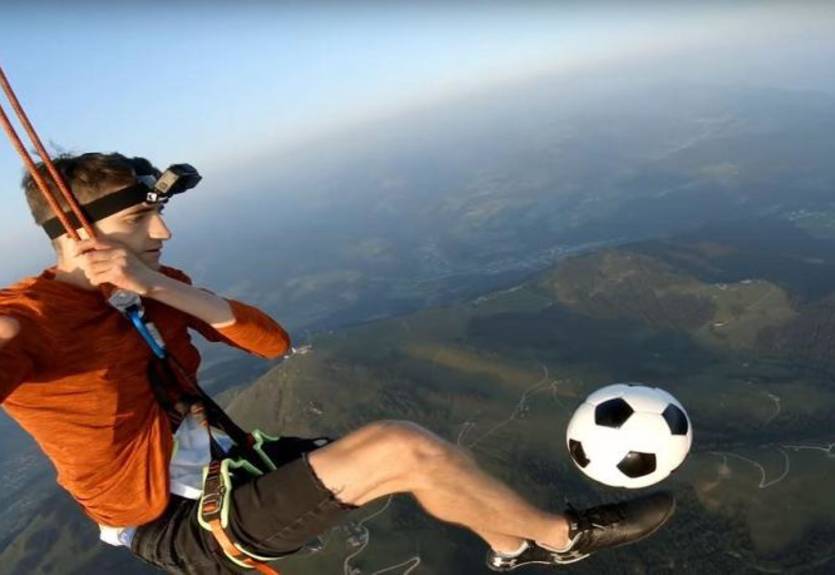 Фристайлеры отчеканили мяч, зависнув на высоте 3000 метров