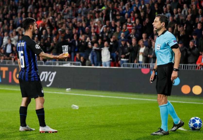 Игрок Интера поймал с трибун пиво и предложил его арбитру