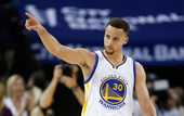 Карри забросил с центра площадки одной рукой спиной к кольцу