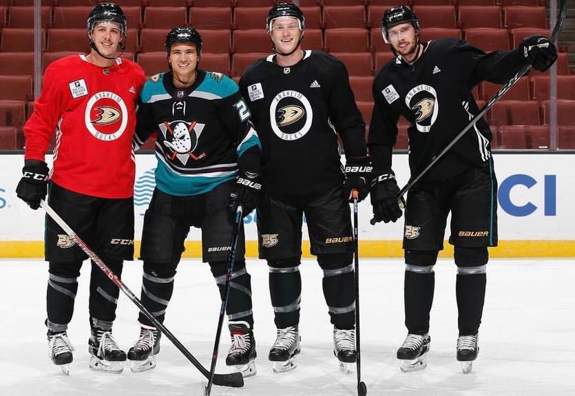 Клуб из НХЛ включил в состав фаната, страдающего болезнью Паркинсона Клуб из НХЛ включил в состав фаната, страдающего болезнью Паркинсона