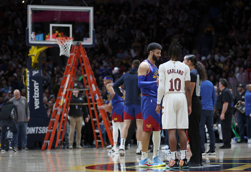 "Только не снова": очередной матч Денвера был остановлен из-за поврежденного кольца
