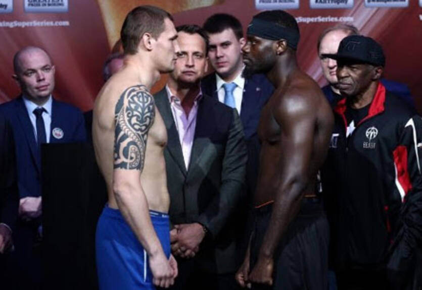 Два российских боксера дружно проиграли в четвертьфинале WBSS