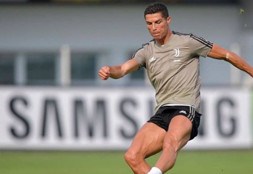 Роналду сделал селфи в фиолетовых очках в машине