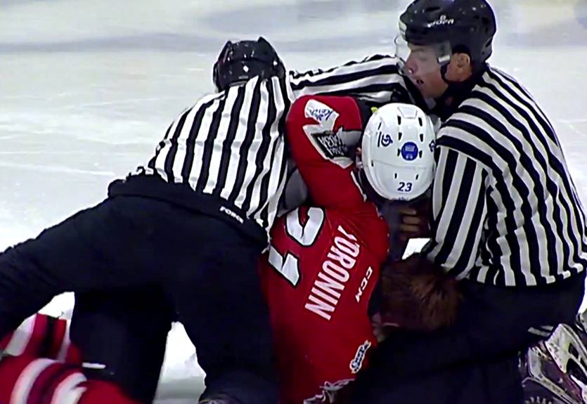 Видео драки хоккеистов во время матча УХЛ Видео драки хоккеистов во время матча УХЛ