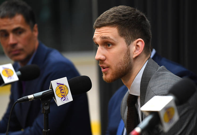 Михайлюк рассмешил ЛеБрона и компанию исполнением песни для Лонзо Болла