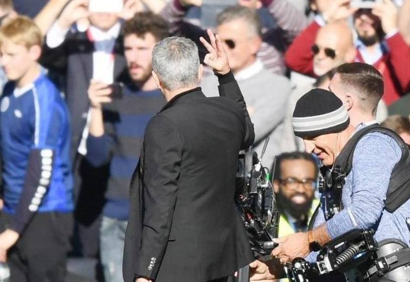 Челси стал регулярно пародировать жест Моуринью с тремя пальцами