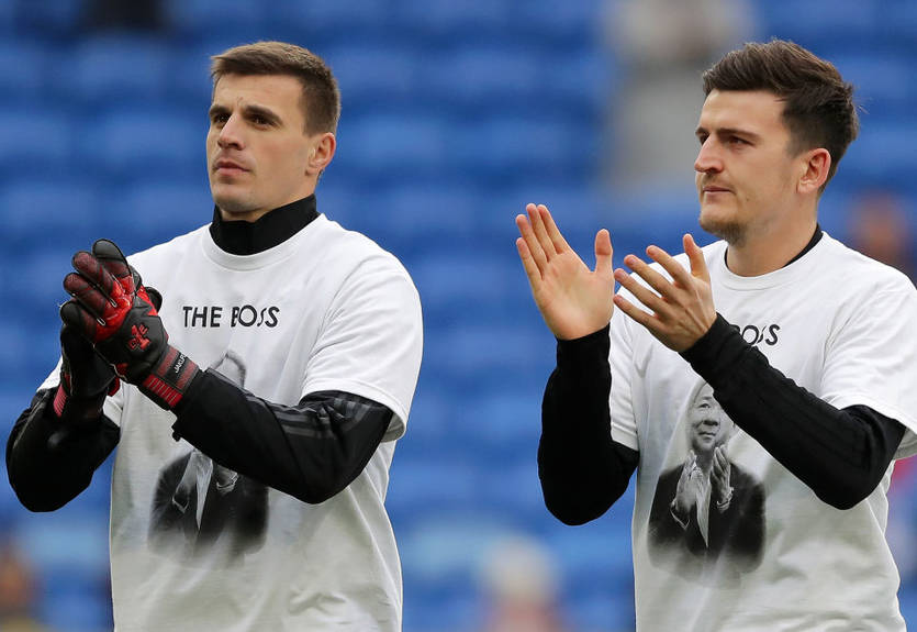 Игроки Лестера вышли на разминку в футболках, посвященных погибшему владельцу клуба Игроки Лестера вышли на разминку в футболках, посвященных погибшему владельцу клуба