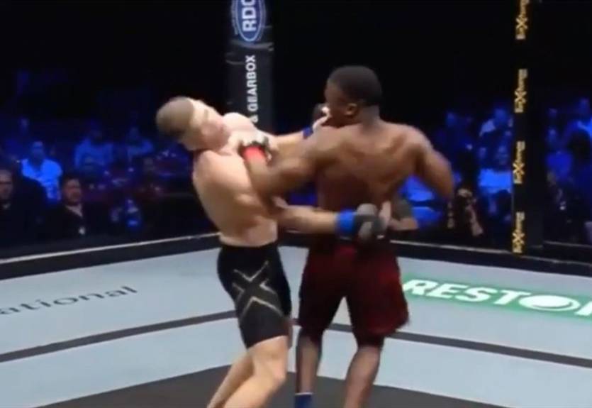 Боец ММА пятью ударами в голову "отключил" соперника