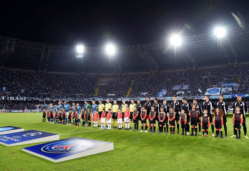 Болельщики Наполи и ПСЖ потрясающе затянули гимн Лиги чемпионов