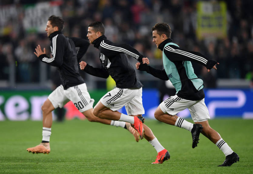 На разминке Щенсны зарядил Дибале мячом по голове и едва не травмировал его