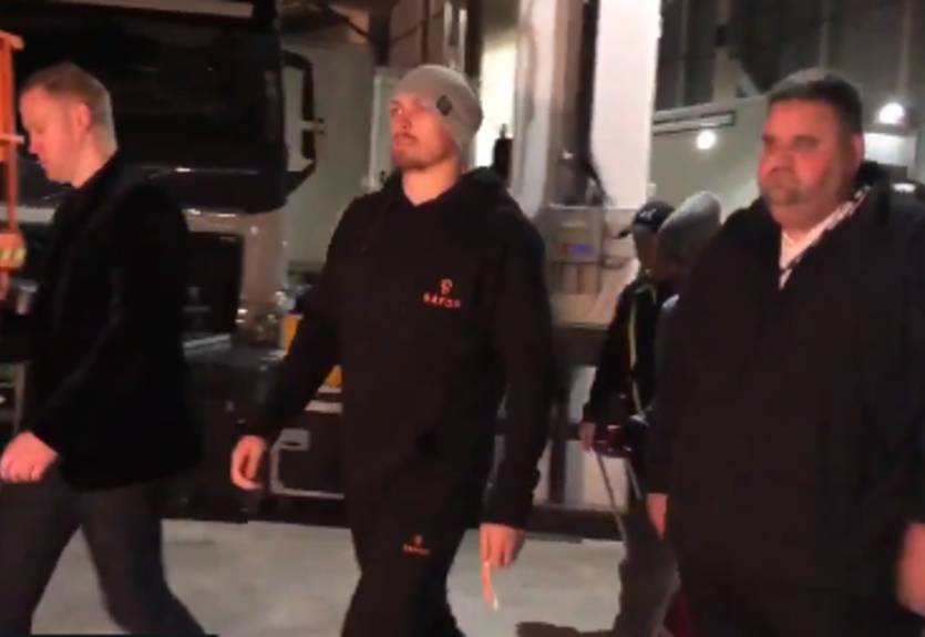 Усик прибыл на Манчестер Арену на бой с Беллью