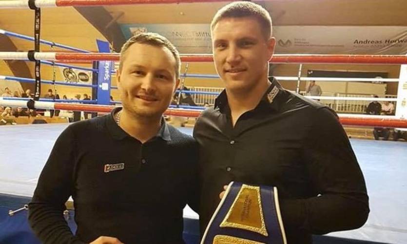 Влад Сиренко (справа)