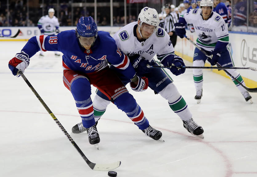 НХЛ: Рейнджерс победил Ванкувер, Каролина дожала Чикаго в ОТ