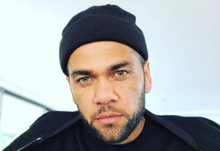 Дани Алвес исполнил зажигательный танец со стаканом из-под кофе