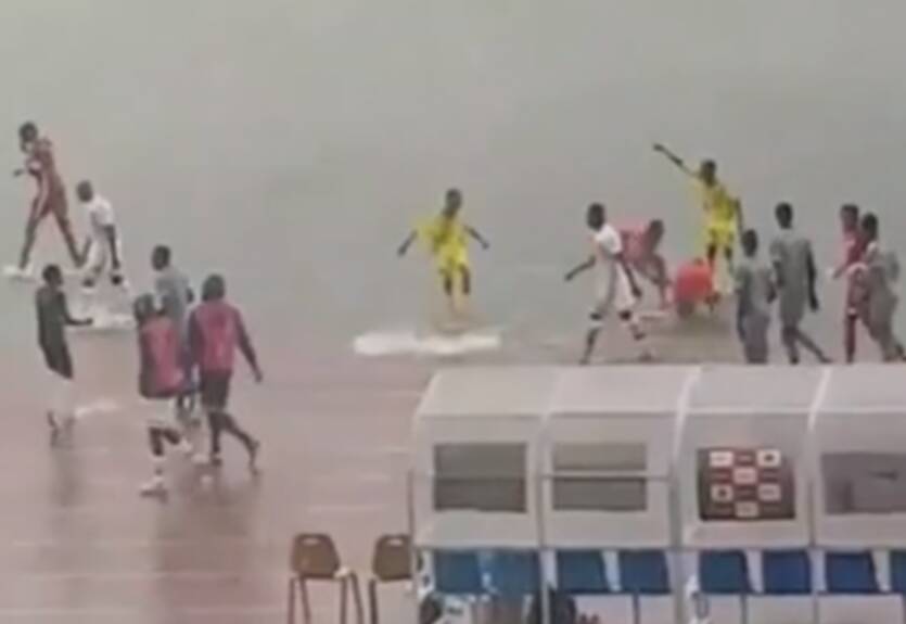 Суровый футбол в Африке: ливень превратил матч в водное поло