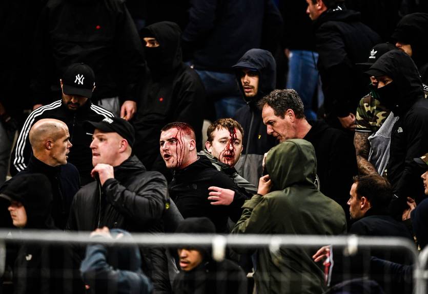 В Греции фанатов Аякса закидали файерами