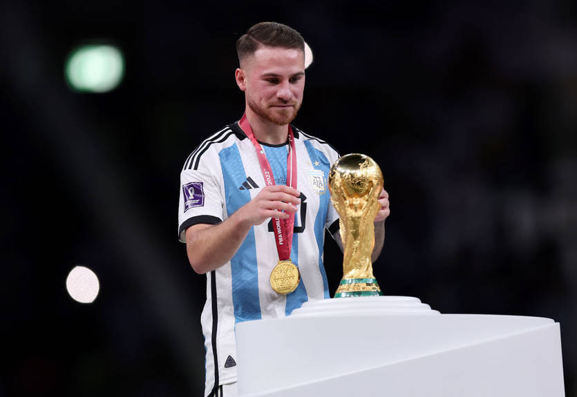 Герой сборной Аргентины осчастливил детей, показав чемпионскую медаль