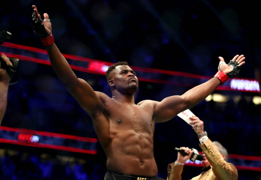 Чемпіон UFC у важкій вазі похизувався фотографією з Ето'О