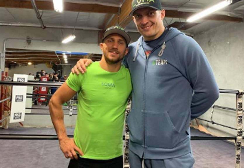 Усик развлек Ломаченко зажигательными танцами