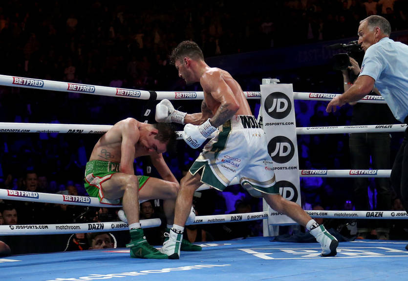 Стоячий нокаут і виліт за межі рингу: Журнал The Ring назвав найкращий бій 2022 року