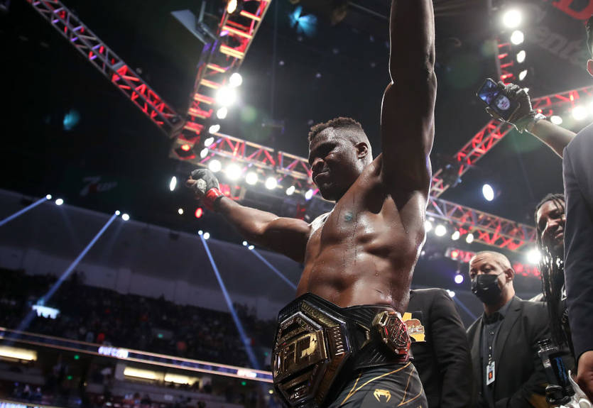Чемпион UFC в тяжелом весе лишился титула и покинул организацию