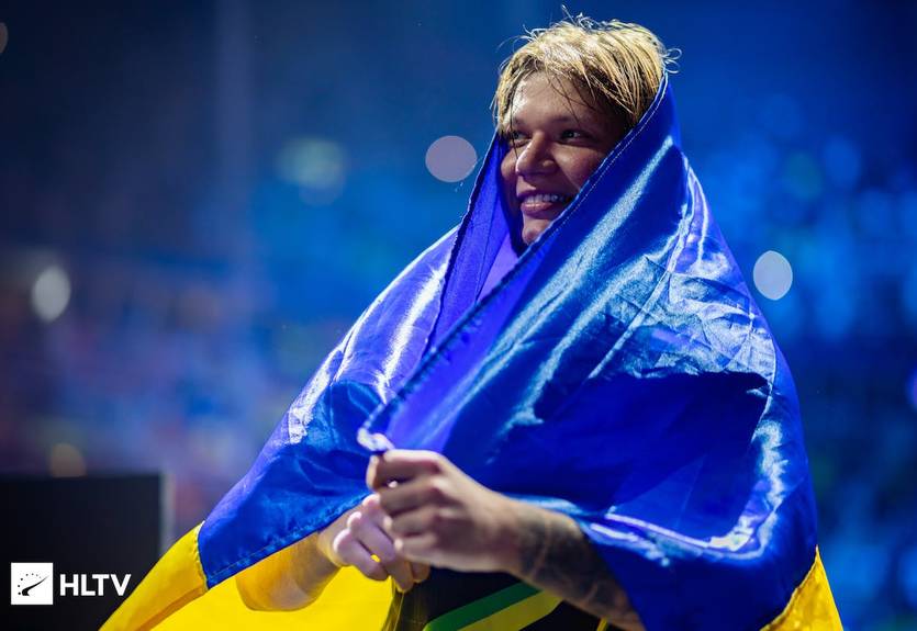 S1mple повторив фотографію Мессі з чемпіонським кубком